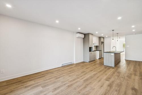 Vue d'ensemble - 5-6 Av. Du Parc, Salaberry-De-Valleyfield, QC - Indoor Photo Showing Kitchen