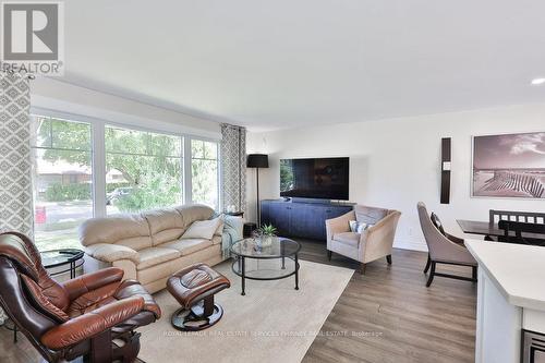 1404 Lewisham Drive, Mississauga, ON - Indoor Photo Showing Living Room