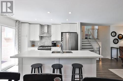 1404 Lewisham Drive, Mississauga, ON - Indoor Photo Showing Kitchen With Upgraded Kitchen