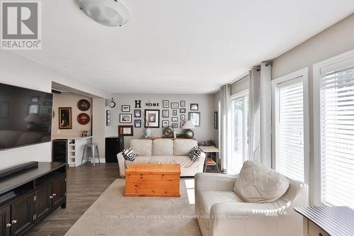 1404 Lewisham Drive, Mississauga, ON - Indoor Photo Showing Living Room