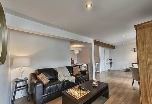 Salon - 2705 Route 323 N., Amherst, QC - Indoor Photo Showing Living Room