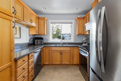306-650 Dobson Rd, Duncan, BC - Indoor Photo Showing Kitchen With Double Sink