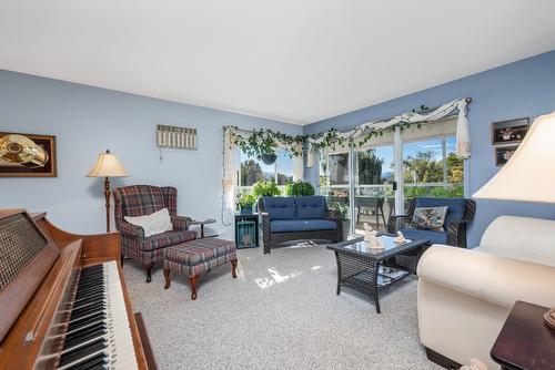311-1249 Pacific Avenue, Kelowna, BC - Indoor Photo Showing Living Room