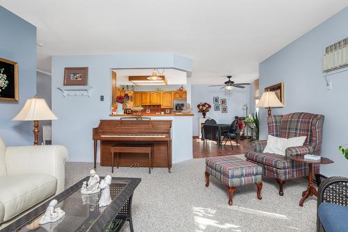 311-1249 Pacific Avenue, Kelowna, BC - Indoor Photo Showing Living Room