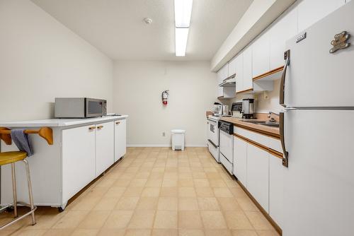 311-1249 Pacific Avenue, Kelowna, BC - Indoor Photo Showing Kitchen
