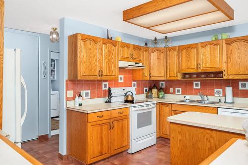 311-1249 Pacific Avenue, Kelowna, BC - Indoor Photo Showing Kitchen With Double Sink