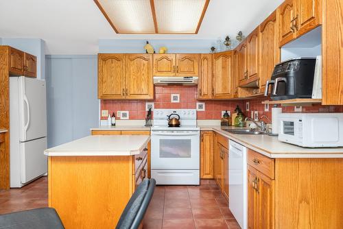 311-1249 Pacific Avenue, Kelowna, BC - Indoor Photo Showing Kitchen With Double Sink