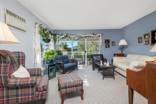 311-1249 Pacific Avenue, Kelowna, BC - Indoor Photo Showing Living Room