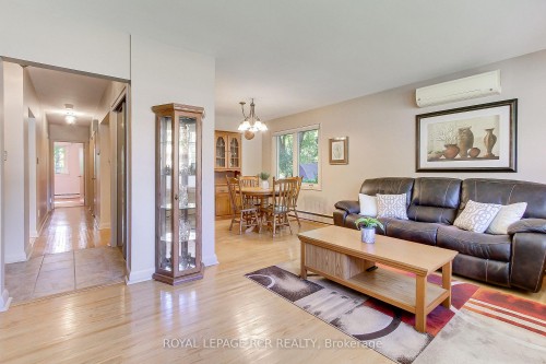 130 Park Avenue, Newmarket, ON - Indoor Photo Showing Living Room