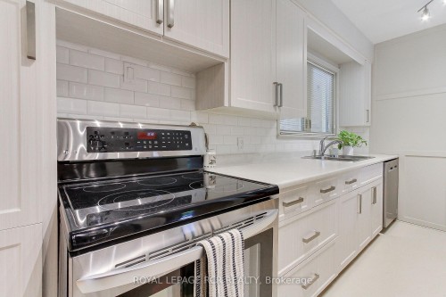 130 Park Avenue, Newmarket, ON - Indoor Photo Showing Kitchen With Double Sink