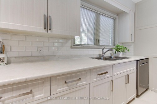 130 Park Avenue, Newmarket, ON - Indoor Photo Showing Kitchen With Double Sink