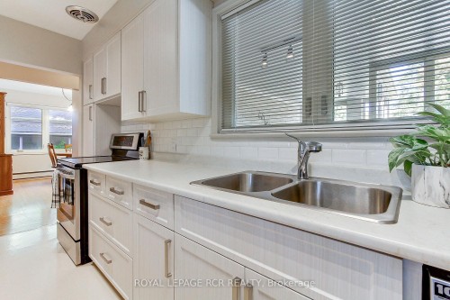 130 Park Avenue, Newmarket, ON - Indoor Photo Showing Kitchen With Double Sink