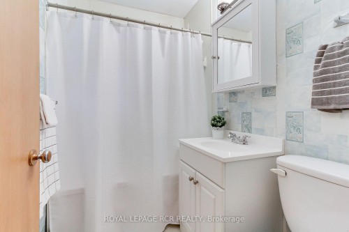 130 Park Avenue, Newmarket, ON - Indoor Photo Showing Bathroom