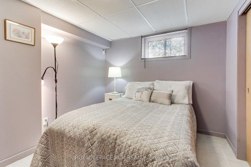 130 Park Avenue, Newmarket, ON - Indoor Photo Showing Bedroom