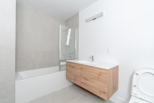 Bathroom - 102-8945 Boul. Viau, Montréal (Saint-Léonard), QC - Indoor Photo Showing Bathroom