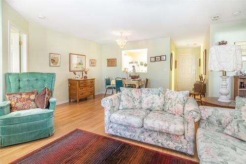 103-920 Glenwood Avenue, Kelowna, BC - Indoor Photo Showing Living Room