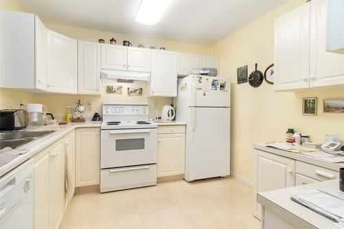 103-920 Glenwood Avenue, Kelowna, BC - Indoor Photo Showing Kitchen With Double Sink