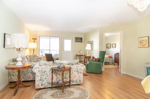 103-920 Glenwood Avenue, Kelowna, BC - Indoor Photo Showing Living Room