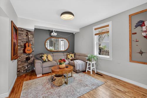 Living room - 14 Rue Ste-Jeanne-D'Arc, Mont-Blanc, QC - Indoor Photo Showing Living Room