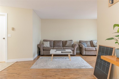 203-3087 Barons Rd, Nanaimo, BC - Indoor Photo Showing Living Room