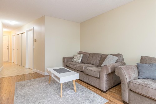 203-3087 Barons Rd, Nanaimo, BC - Indoor Photo Showing Living Room