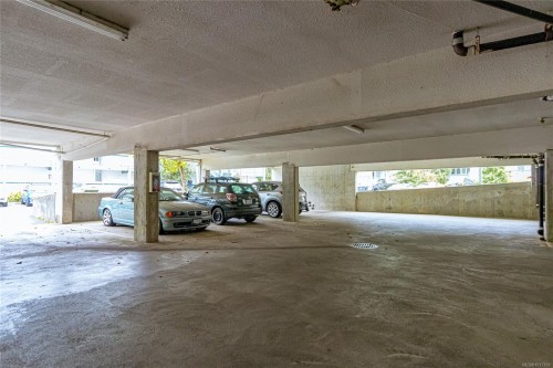 203-3087 Barons Rd, Nanaimo, BC - Indoor Photo Showing Garage