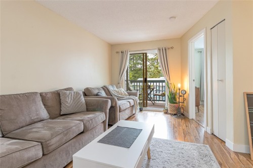 203-3087 Barons Rd, Nanaimo, BC - Indoor Photo Showing Living Room