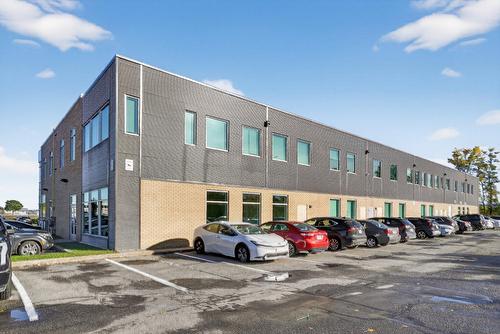 Stationnement - 4500 Desserte Sud Laval (A-440) O., Laval (Chomedey), QC 