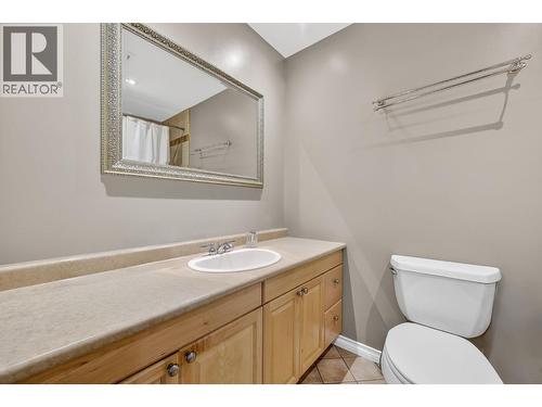 Upper Level Guest Bathroom w/ jetted Tub - 8949 122Nd Avenue, Osoyoos, BC - Indoor Photo Showing Bathroom