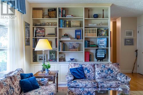 15 Southwood Crescent, Belleville (Belleville Ward), ON - Indoor Photo Showing Living Room