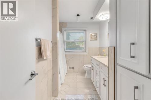 3511 Ouellette Avenue, Windsor, ON - Indoor Photo Showing Bathroom