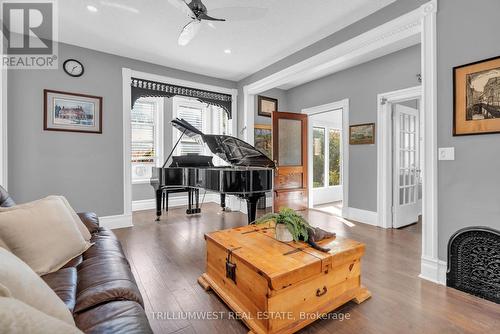 210 Lancaster Street E, Kitchener, ON - Indoor Photo Showing Living Room