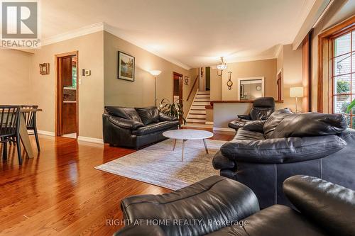 3325 Enniskillen Circle, Mississauga, ON - Indoor Photo Showing Living Room