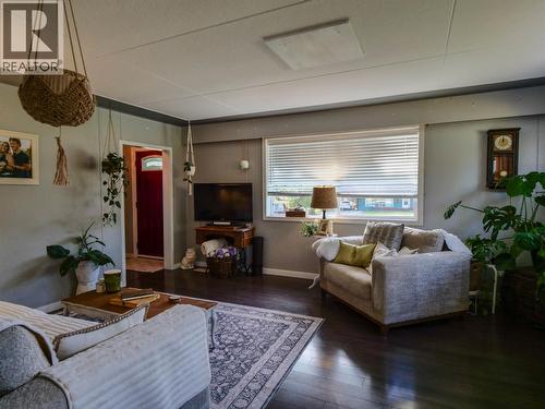 694 Walkem Street, Quesnel, BC - Indoor Photo Showing Living Room