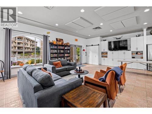 1964 Enterprise Way Unit# 115, Kelowna, BC - Indoor Photo Showing Living Room