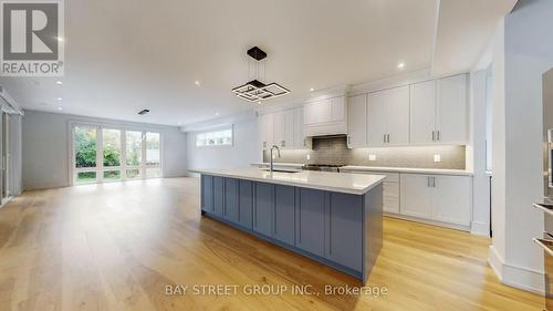 2267 Fifth Line W, Mississauga, ON - Indoor Photo Showing Kitchen With Upgraded Kitchen