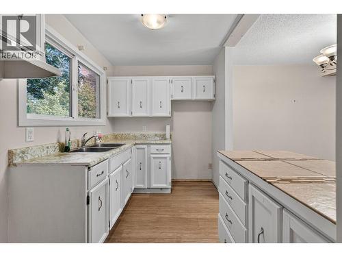 1153 Bernard Avenue Unit# 9, Kelowna, BC - Indoor Photo Showing Kitchen With Double Sink
