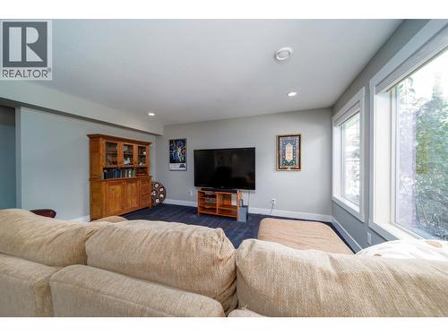 13053 Shoreline Drive, Lake Country, BC - Indoor Photo Showing Living Room