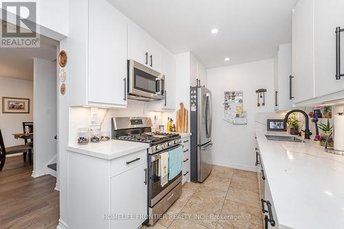 1 Denava Gate, Richmond Hill, ON - Indoor Photo Showing Kitchen With Upgraded Kitchen