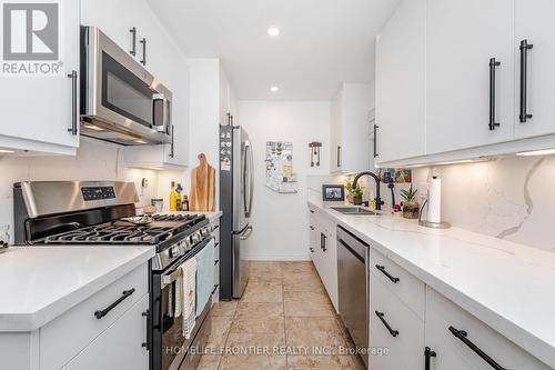 1 Denava Gate, Richmond Hill, ON - Indoor Photo Showing Kitchen With Upgraded Kitchen