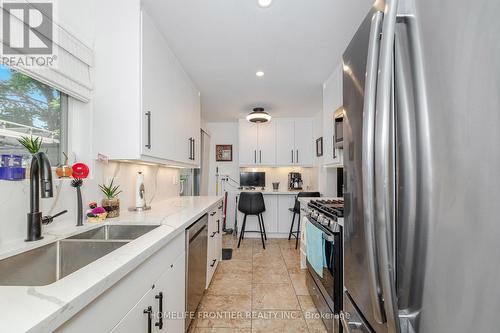 1 Denava Gate, Richmond Hill, ON - Indoor Photo Showing Kitchen With Double Sink With Upgraded Kitchen