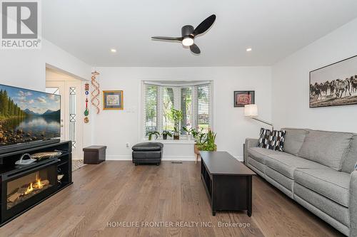 1 Denava Gate, Richmond Hill, ON - Indoor Photo Showing Living Room