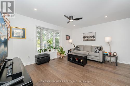 1 Denava Gate, Richmond Hill, ON - Indoor Photo Showing Living Room
