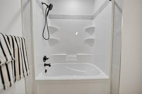 153 The Whins, Cranbrook, BC - Indoor Photo Showing Bathroom