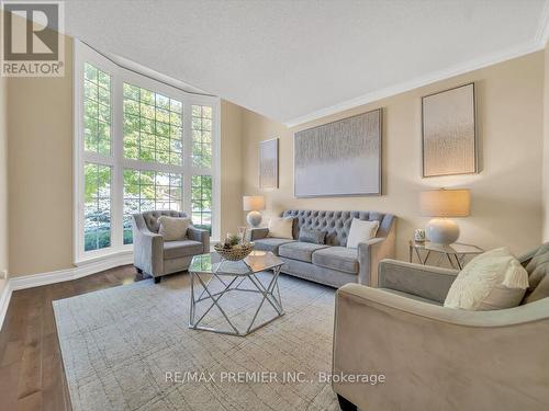 606 Brooker Ridge, Newmarket, ON - Indoor Photo Showing Living Room