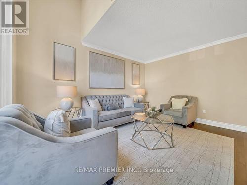 606 Brooker Ridge, Newmarket, ON - Indoor Photo Showing Living Room