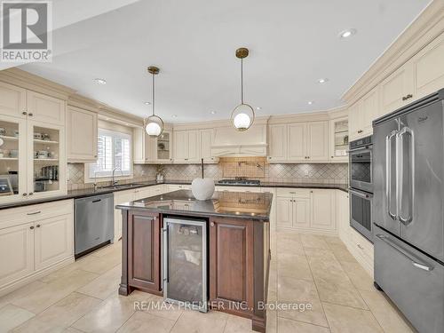 606 Brooker Ridge, Newmarket, ON - Indoor Photo Showing Kitchen With Upgraded Kitchen