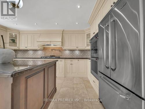 606 Brooker Ridge, Newmarket, ON - Indoor Photo Showing Kitchen