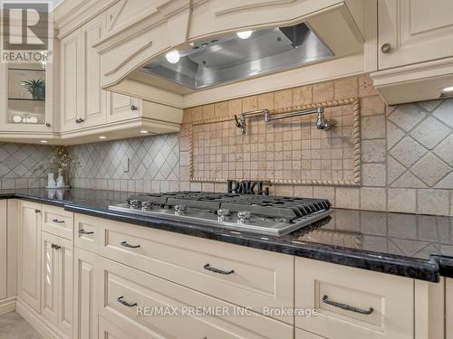 606 Brooker Ridge, Newmarket, ON - Indoor Photo Showing Kitchen