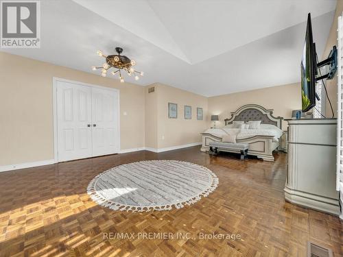 606 Brooker Ridge, Newmarket, ON - Indoor Photo Showing Bedroom